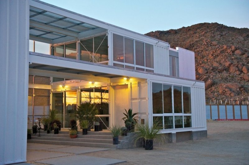 maison conteneur dans le désert de Mojave par Ecotech Design la nuit