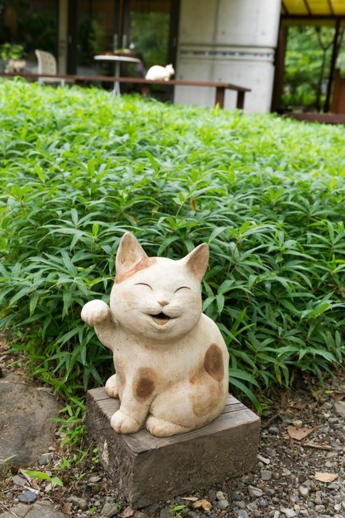chat agitant dans le jardin porte-bonheur ondulant chat signifiant chat porte-bonheur