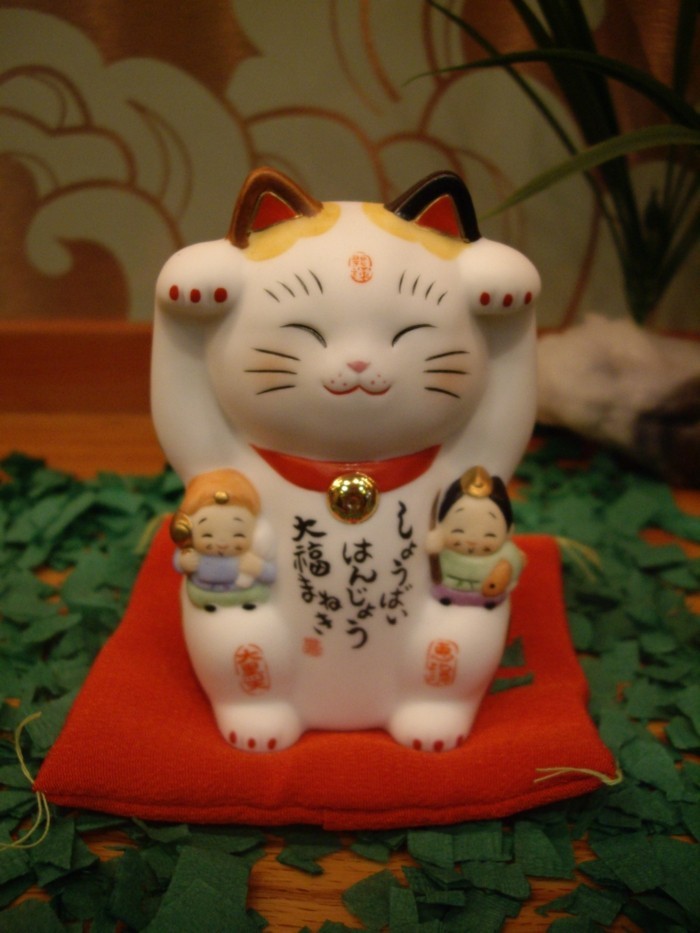 Signification du chat calicot japonais chat porte-bonheur chinois agitant chat sens