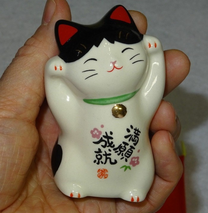 signification des pattes levées chat ondulant chat porte-bonheur japonais porte-bonheur