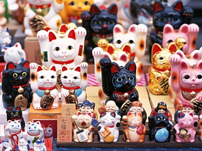 différents types de chats porte-bonheur chat porte-bonheur japonais agitant le chat sens