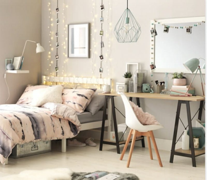 Le stanze degli adolescenti progettano le lucine moderne e accoglienti delle ragazze Camera per adolescenti allestita parete scandinava colore beige