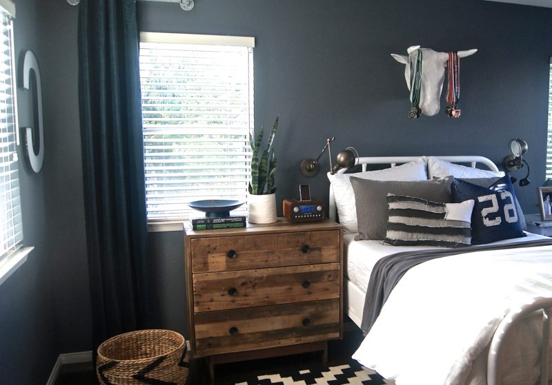 Pareti scure del comò del ragazzo di progettazione della stanza dell'adolescente Allestimento della stanza dell'adolescente colore scuro della parete del comò