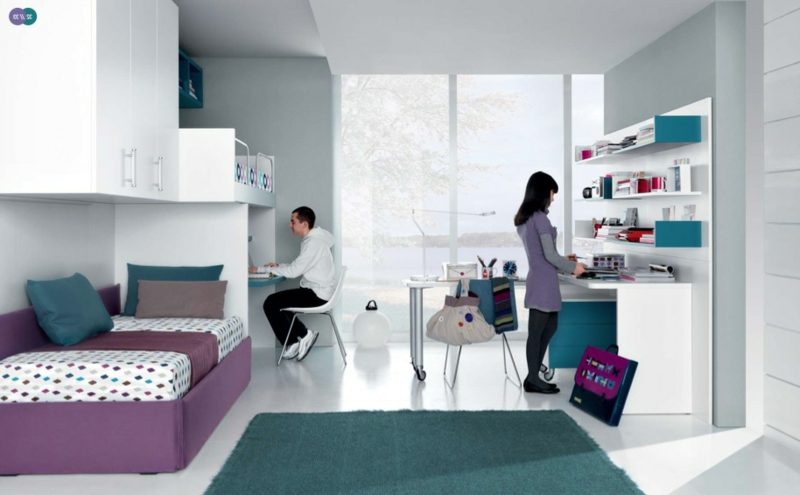 Gli adolescenti progettano stanze per ragazzi e ragazze Ragazzo e ragazza che sistemano la stanza