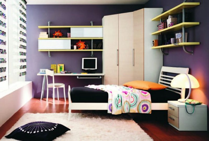 Pareti di design per camerette per adolescenti mobili chiari viola Camera adolescente allestita parete colore viola armadio bianco