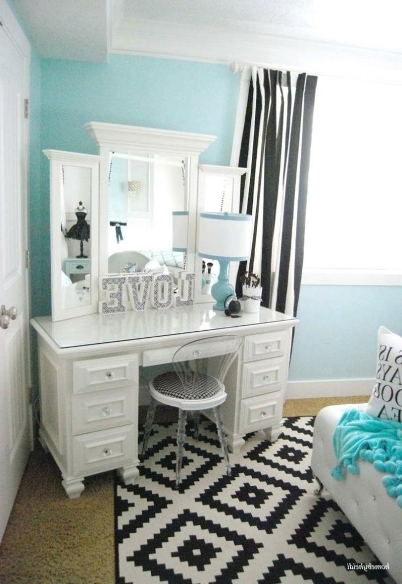 Camera design adolescente ragazza bianco pastello blu nero Allestimento della stanza dell'adolescente con specchio blu pastello per ragazze