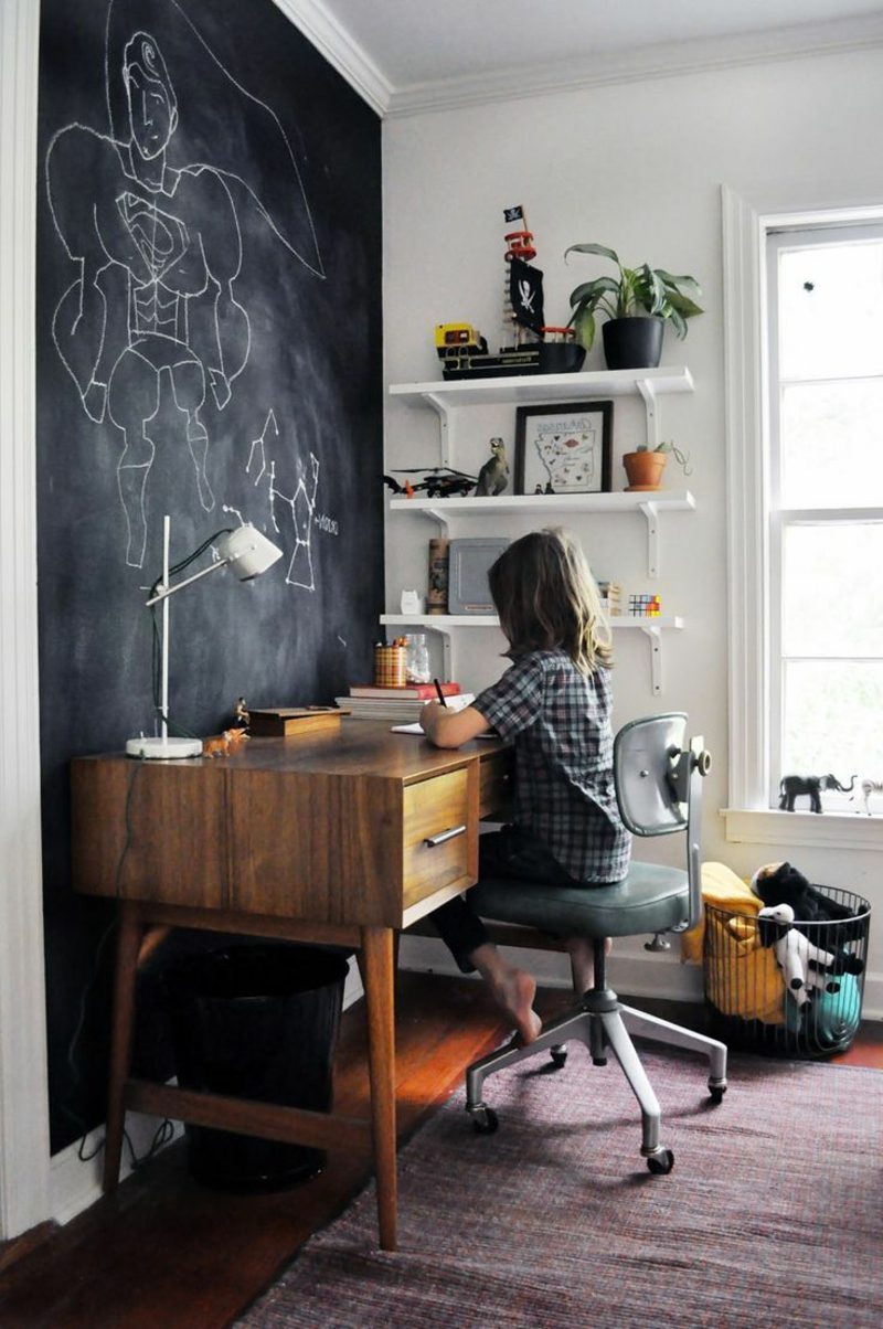 lavagna nera per adolescenti che amano dipingere Lavagna nera della scrivania della stanza dell'adolescente allestita