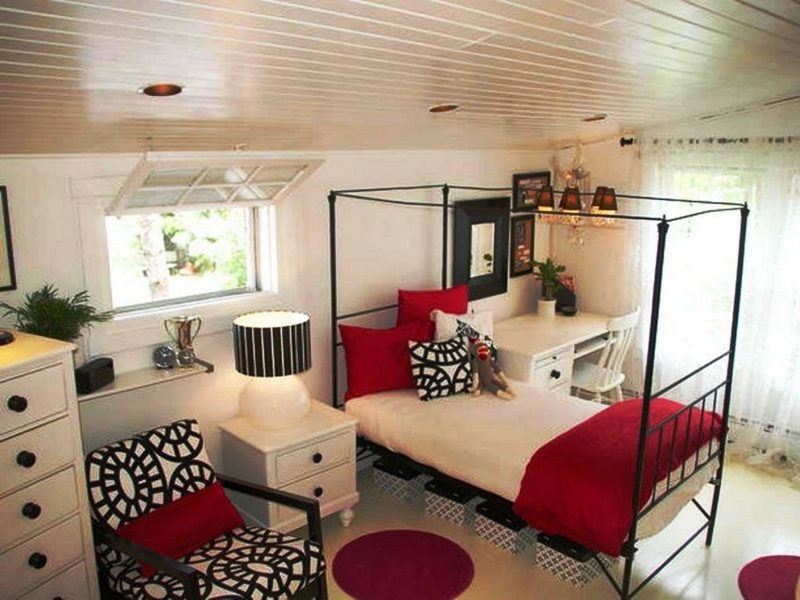 Accenti rossi eleganti della ragazza di progettazione della stanza dell'adolescente La stanza degli adolescenti è allestita con accenti neri e rossi