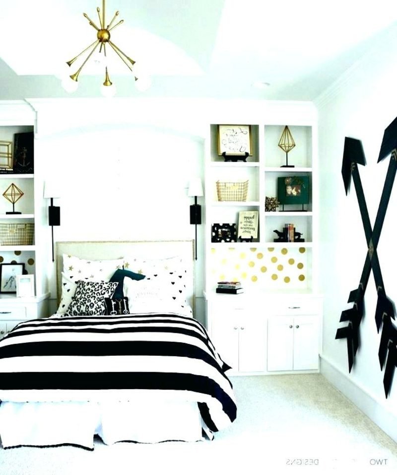 Gli adolescenti progettano stanze in bianco e nero con stile La stanza degli adolescenti ha allestito un motivo a strisce bianche e nere